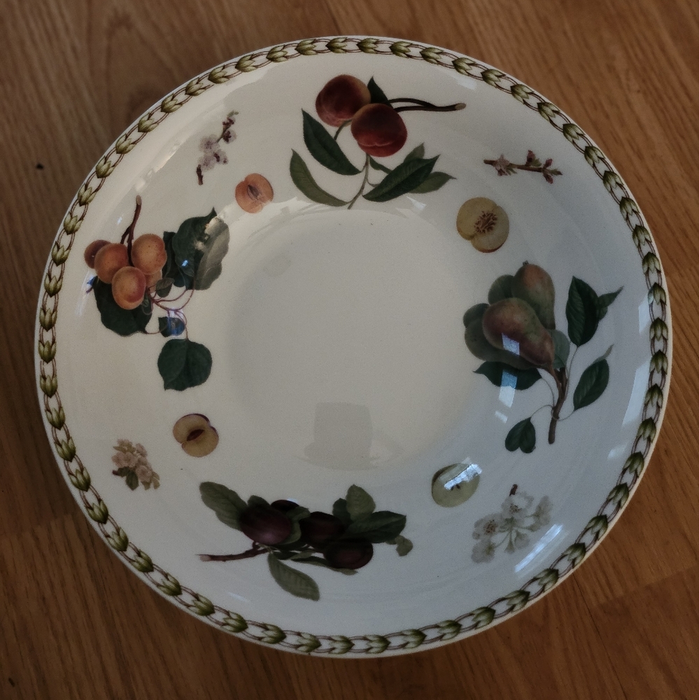 Queen's finest fruit bone China, 9.25 inch serving bowl